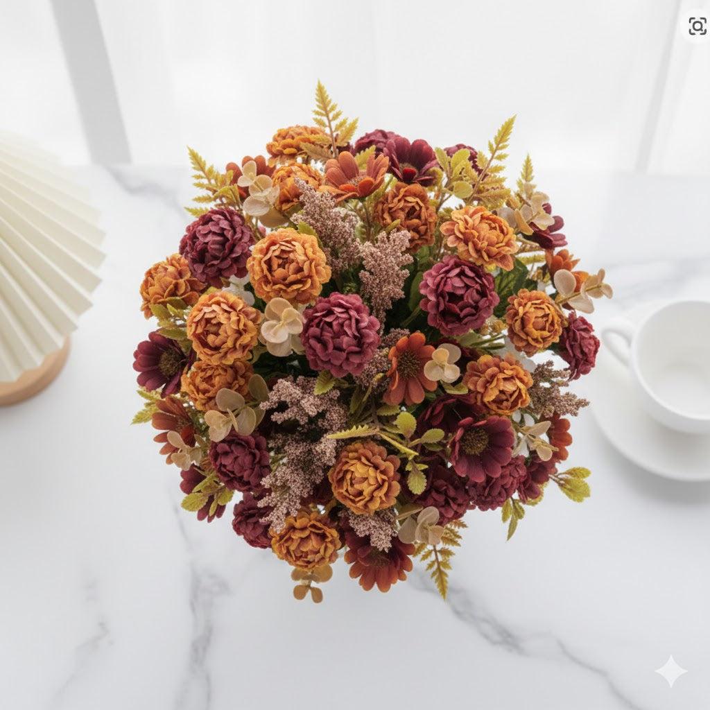 Gedetailleerd bovenaanzicht van het handgebonden kunstboeket Blossom Breeze, tonend de volle structuur van roze bloesem, witte madeliefjes en realistische groene bladeren.